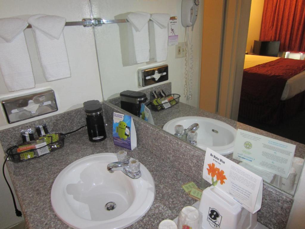 Kings At The Park & Convention Center Motel 2*