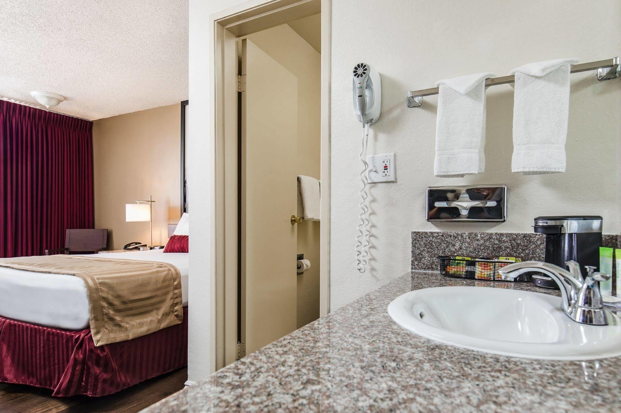 Kings At The Park & Convention Center Motel 2*